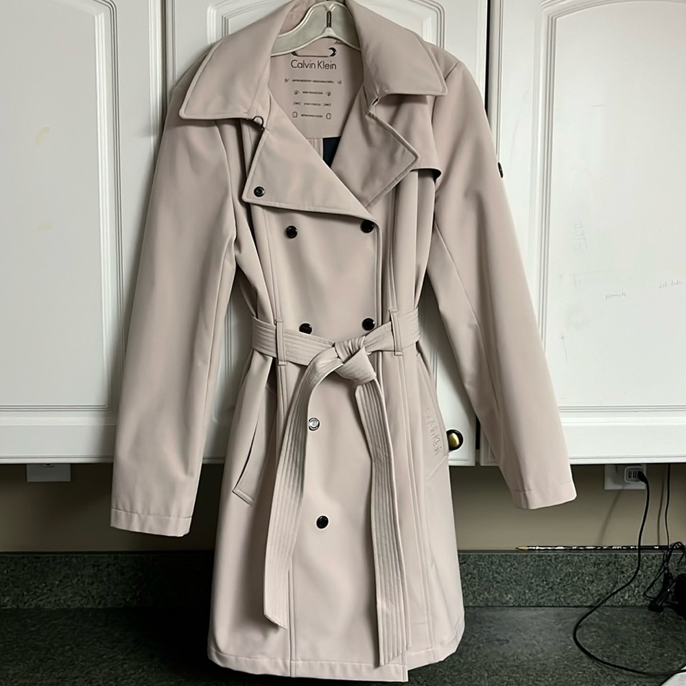 Calvin Klein rain coat
Size: M
Color: beige.
** Does not have detachable hood**